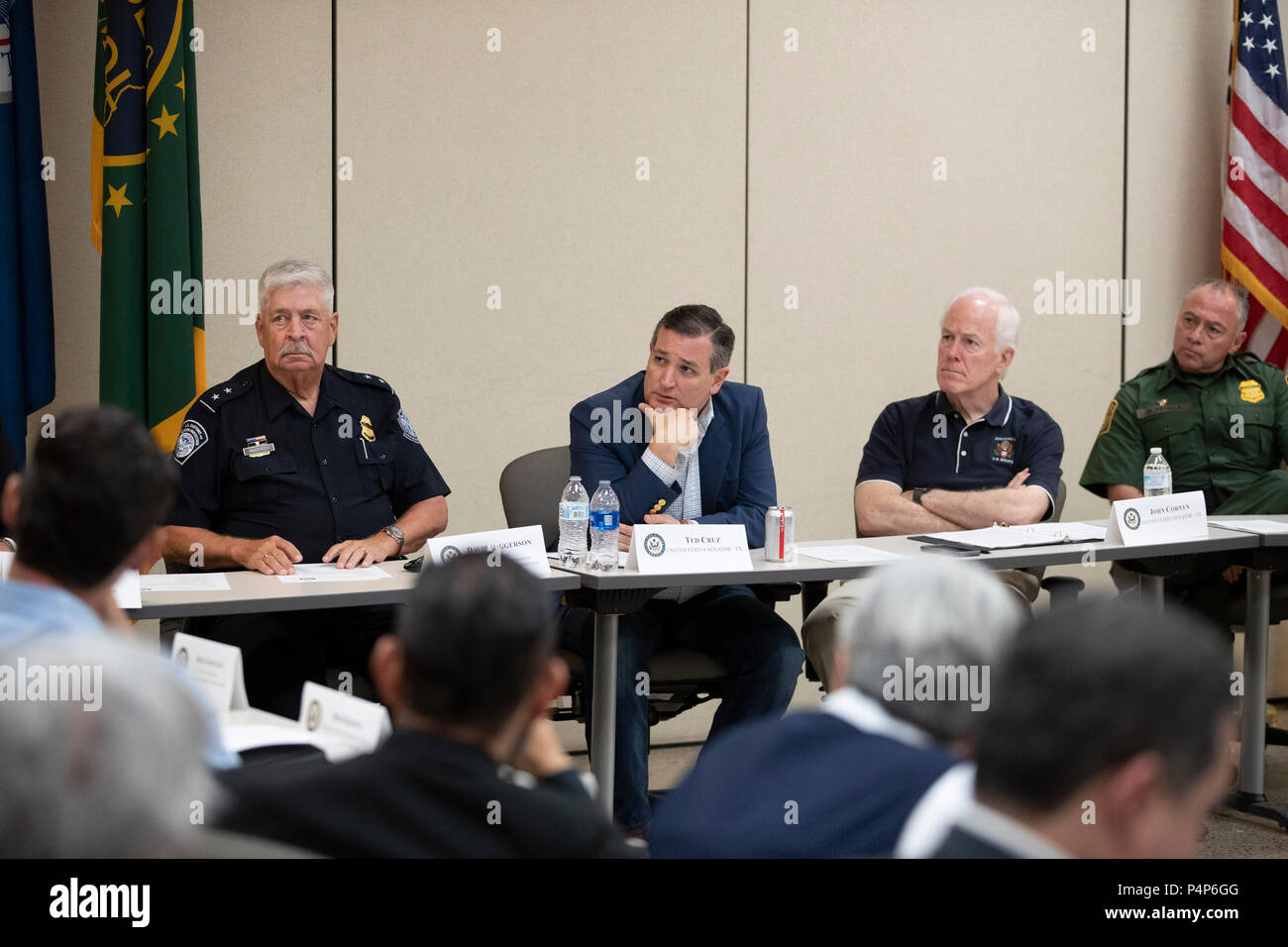 Stati Uniti I senatori Ted Cruz e John Cornyn ascoltare come federale e Texas funzionari e le parti interessate si riuniscono in una tavola rotonda di immigrazione la crisi che ha investito il confine Texas-Mexico. Confusione e indignazione pubblica regnò per quanto riguarda la somministrazione vincente della politica di separazione di immigrati privi di documenti da genitori con i loro figli dopo la traversata di entrare negli Stati Uniti dal Messico. Foto Stock