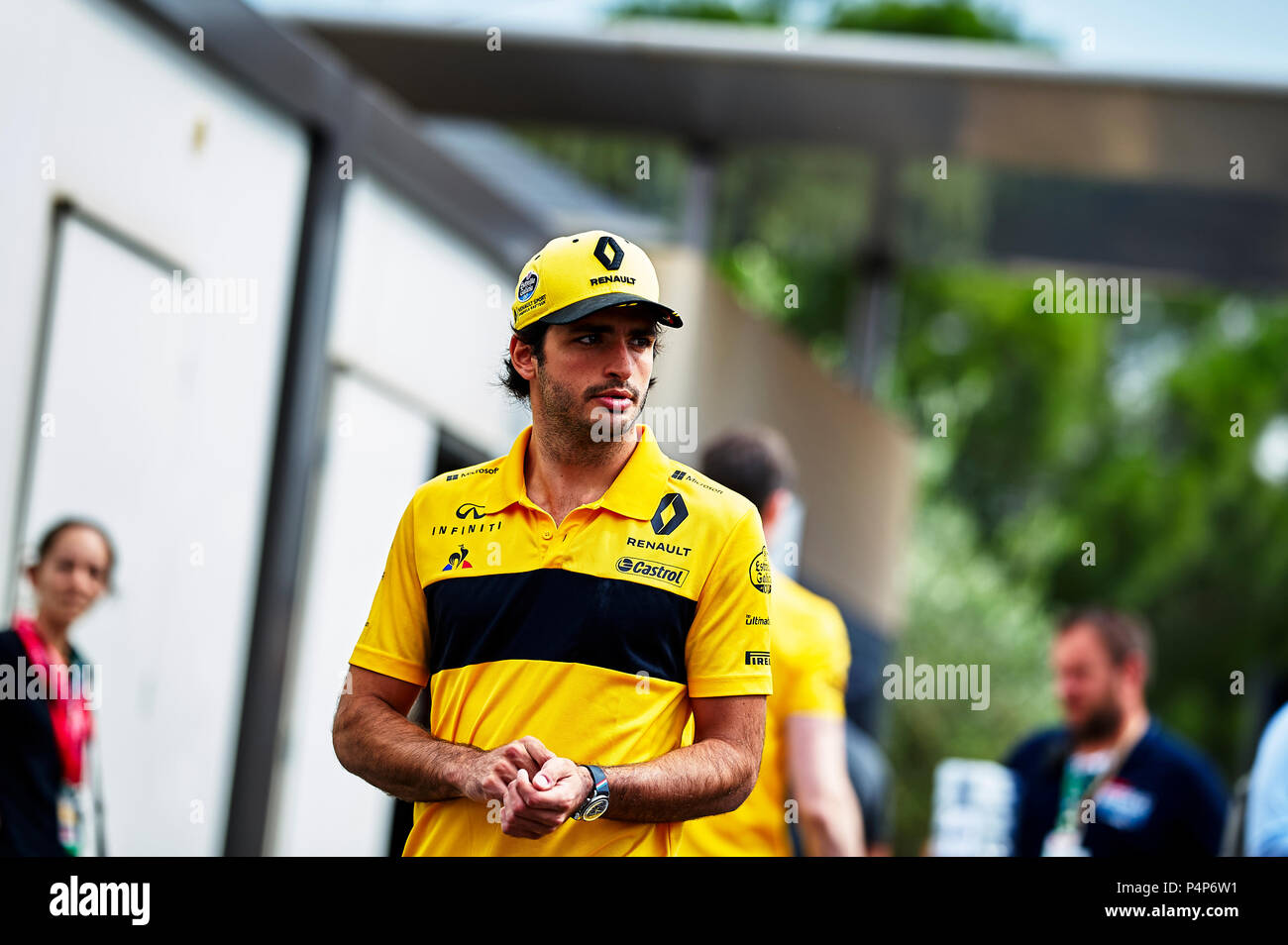 Le Castellet, Francia 23 giugno, 2018. Carlos Sainz del Team Renault F1 arriva al circuito durante il periodo della Formula Uno giornata di qualifica nel circuito del Paul Ricard Credito: Pablo Guillen/Alamy Live News Foto Stock