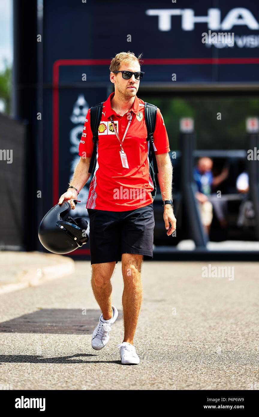 Le Castellet, Francia 23 giugno, 2018. Sebastian Vettel del team Ferrari arriva al circuito durante il periodo della Formula Uno giornata di qualifica nel circuito del Paul Ricard Credito: Pablo Guillen/Alamy Live News Foto Stock