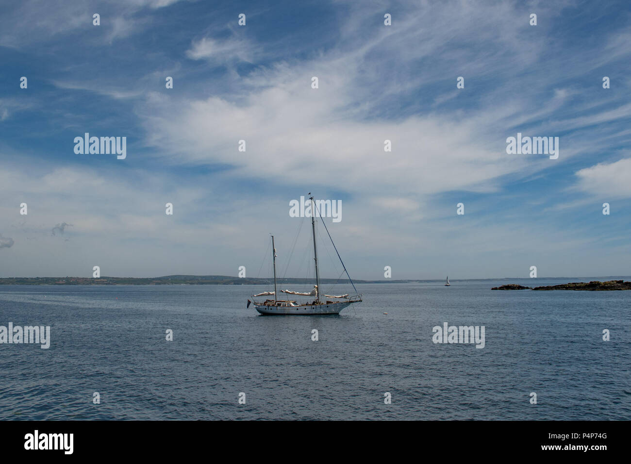 Mousehole, Cornwall, Regno Unito. Il 23 giugno 2018. Regno Unito Meteo. Una visita a yacht ancorati off Mousehole Harbour. Credito: Simon Maycock/Alamy Live News Foto Stock