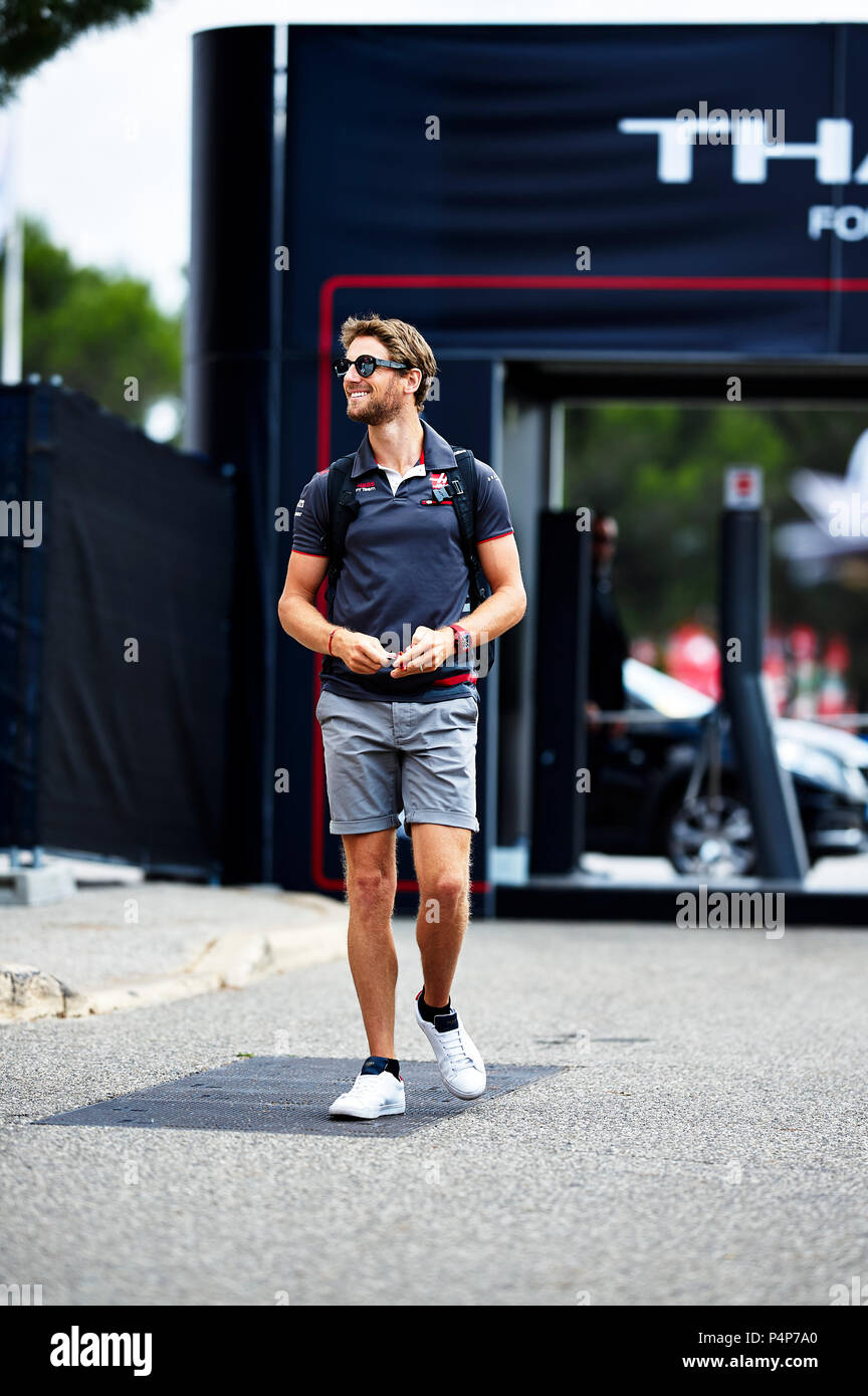 Le Castellet, Francia 23 giugno, 2018. Romain Grosjean della Haas F1 Team arriva al circuito durante il periodo della Formula Uno giornata di qualifica nel circuito del Paul Ricard Credito: Pablo Guillen/Alamy Live News Foto Stock