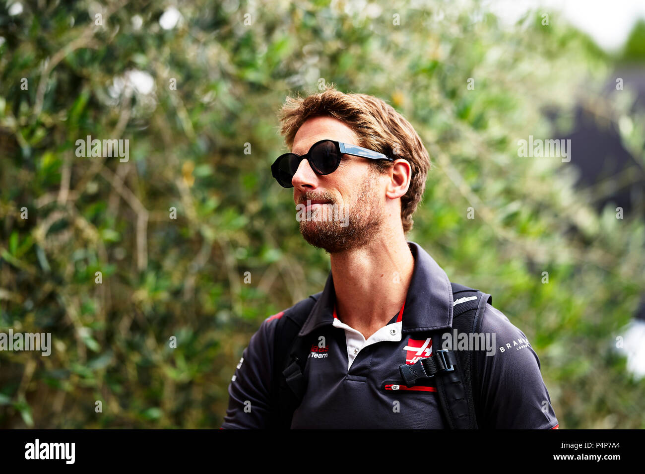 Le Castellet, Francia 23 giugno, 2018. Romain Grosjean della Haas F1 Team arriva al circuito durante il periodo della Formula Uno giornata di qualifica nel circuito del Paul Ricard Credito: Pablo Guillen/Alamy Live News Foto Stock