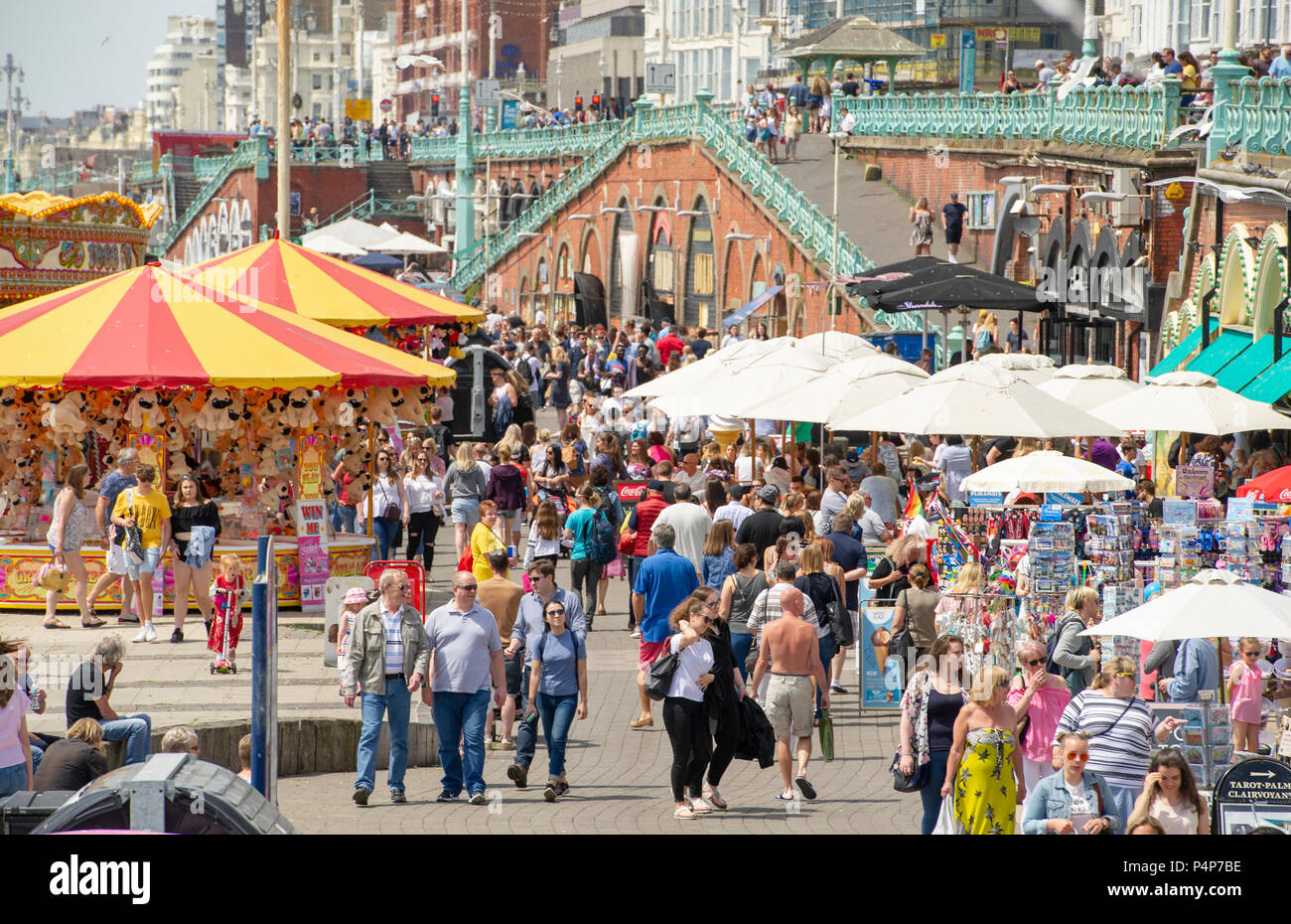 Brighton Regno Unito 23 Giugno 2018 - Brighton Seafront è imballato in una bella giornata di sole con temperature dilagano in tutta la Gran Bretagna nei prossimi giorni di credito: Simon Dack/Alamy Live News Foto Stock
