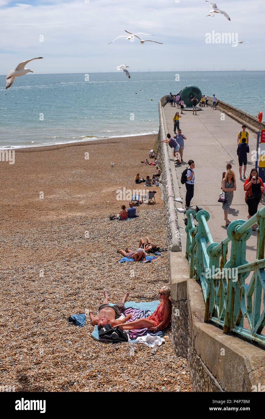 Brighton Regno Unito 23 Giugno 2018 - Visitatori godere. Il sole sulla spiaggia di Brighton oggi con temperature dilagano in tutta la Gran Bretagna nei prossimi giorni di credito: Simon Dack/Alamy Live News Foto Stock