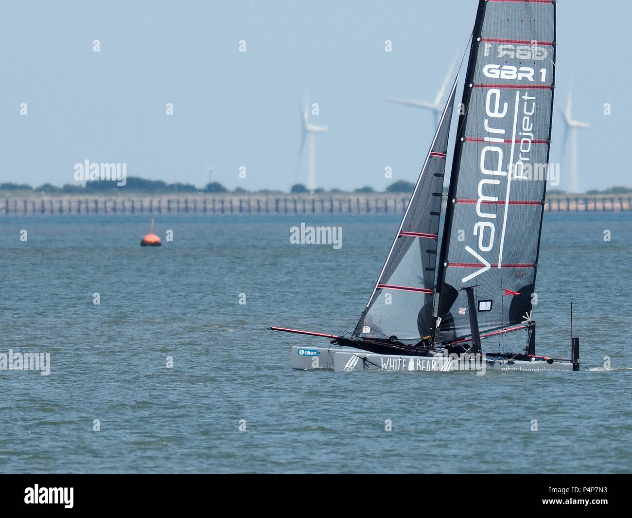 Sheerness, Kent, Regno Unito. Il 23 giugno, 2018. Nore regate nell'estuario del Tamigi si è tenuta annualmente a partire dal 1920, che inizia e termina da Southend Pier, Essex ed è una gara per derive, catamarani e yacht organizzato da Benfleet Yacht Club. Nella foto: la M20 vampiro progetto catamarano - un 20ft high performance sventando catamarano - di prendere parte alla gara di Nore. Le foto scattate da Sheerness sul lato sud dell'estuario. Credito: James Bell/Alamy Live News Foto Stock