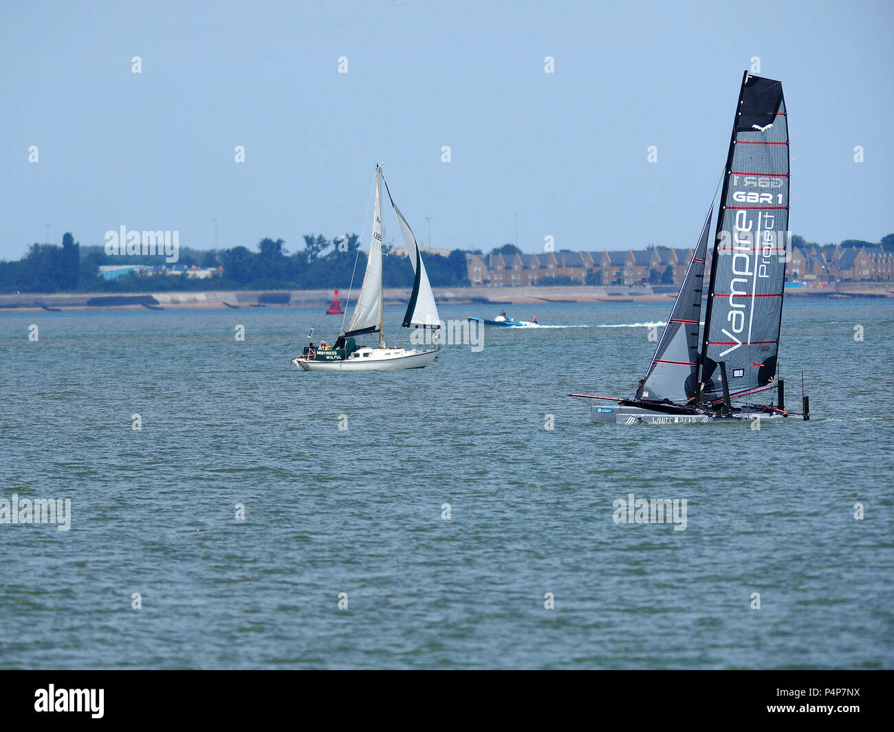 Sheerness, Kent, Regno Unito. Il 23 giugno, 2018. Nore regate nell'estuario del Tamigi si è tenuta annualmente a partire dal 1920, che inizia e termina da Southend Pier, Essex ed è una gara per derive, catamarani e yacht organizzato da Benfleet Yacht Club. Nella foto: la M20 vampiro progetto catamarano - un 20ft high performance sventando catamarano - di prendere parte alla gara di Nore. Le foto scattate da Sheerness sul lato sud dell'estuario. Credito: James Bell/Alamy Live News Foto Stock