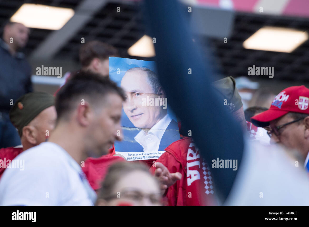 Kaliningrad, Russland. Il 22 giugno, 2018.Kaliningrad, Russland. Il 22 giugno, 2018. Una ventola contiene un poster di Putin alta, Ventilatore, ventole, spettatori, sostenitori, sostenitori, Serbia (SRB) - Svizzera (SUI) 1: 2, Turno preliminare, Gruppo E, gioco 26, su 22/06/2018 nella regione di Kaliningrad; Coppa del Mondo di Calcio 2018 in Russia dal 14.06. - 15.07.2018. | Utilizzo di credito in tutto il mondo: dpa/Alamy Live News Credito: dpa picture alliance/Alamy Live News Foto Stock