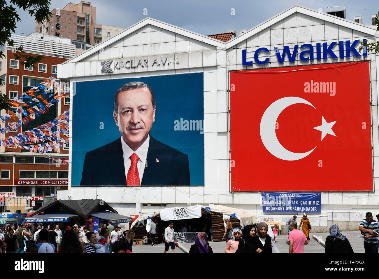 Bursa, Turchia. Il 23 giugno 2018. Finale eventi elettorali per le elezioni il 24 di giugno in Turchia. Immagine mostra manifesti da Recep Tayyip Erdoğan. Credito: Franz Perc / Alamy Live News Foto Stock