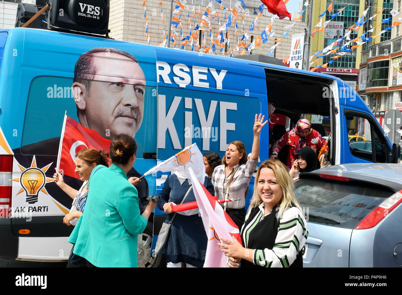 Bursa, Turchia. 23rd giugno 2018. Ultime elezioni per le elezioni del 24th giugno in Turchia. La foto mostra una manifestazione AKP a Bursa per le elezioni del 24.06.2018 in Turchia. L'immagine mostra l'auto della campagna AKP. Credit: Franz PERC / Alamy Live News Foto Stock