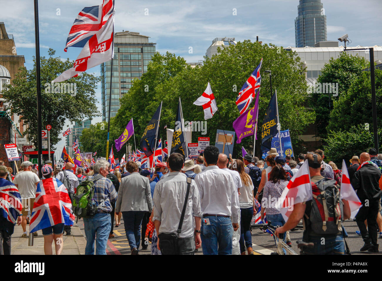 Londra, Regno Unito. Il 23 giugno 2018. Dimostranti presso i patrioti marzo per Credito Brexit: Alex Cavendish/Alamy Live News Credito: Alex Cavendish/Alamy Live News Foto Stock