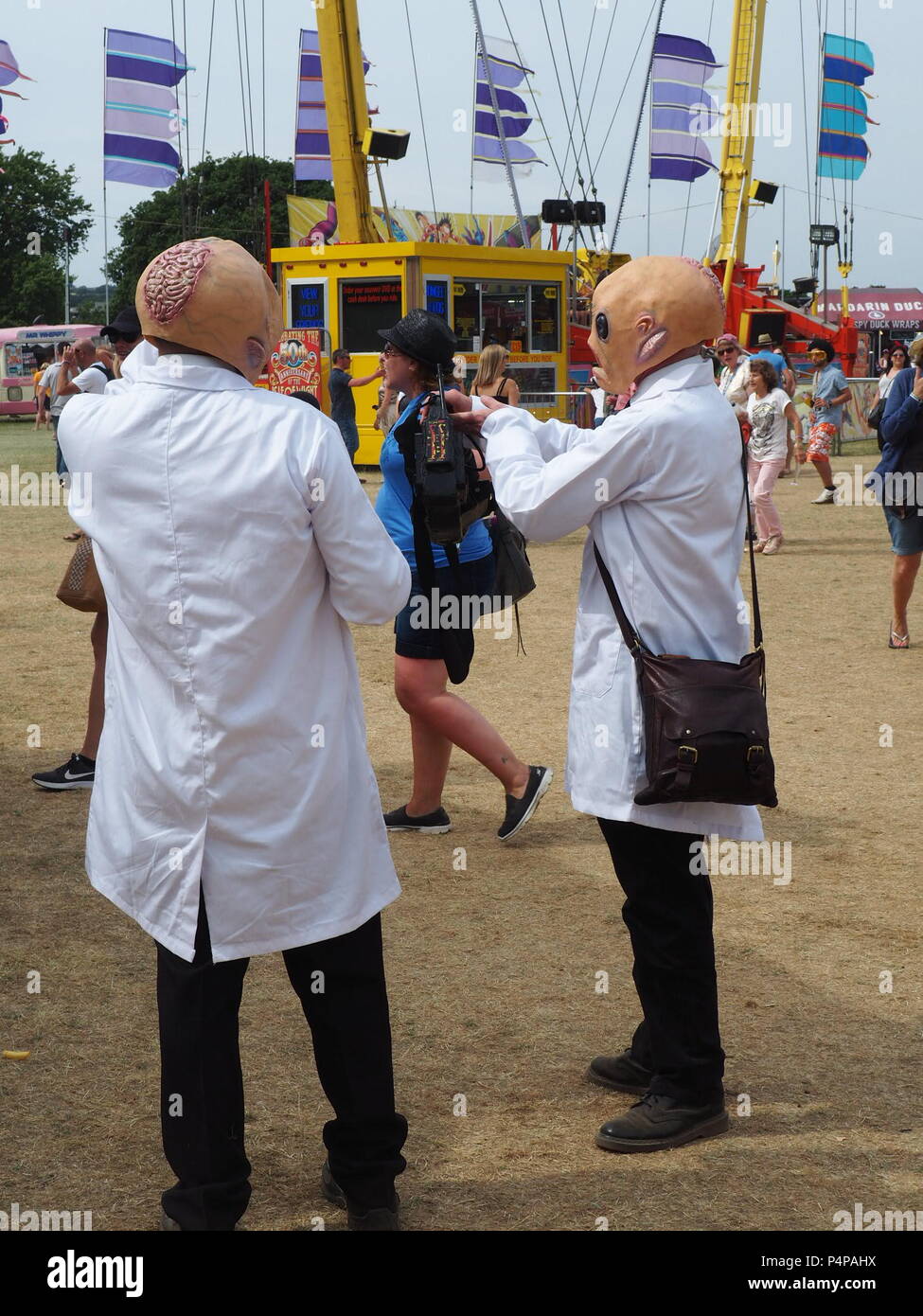 Newport, Isola di Wight. 23 giu 2018. Due giornalisti broadcast vestito in costumi alieni per celebrare Isle of Wight Festival il cinquantesimo anniversario. Credito: amylaura/Alamy Live News Foto Stock
