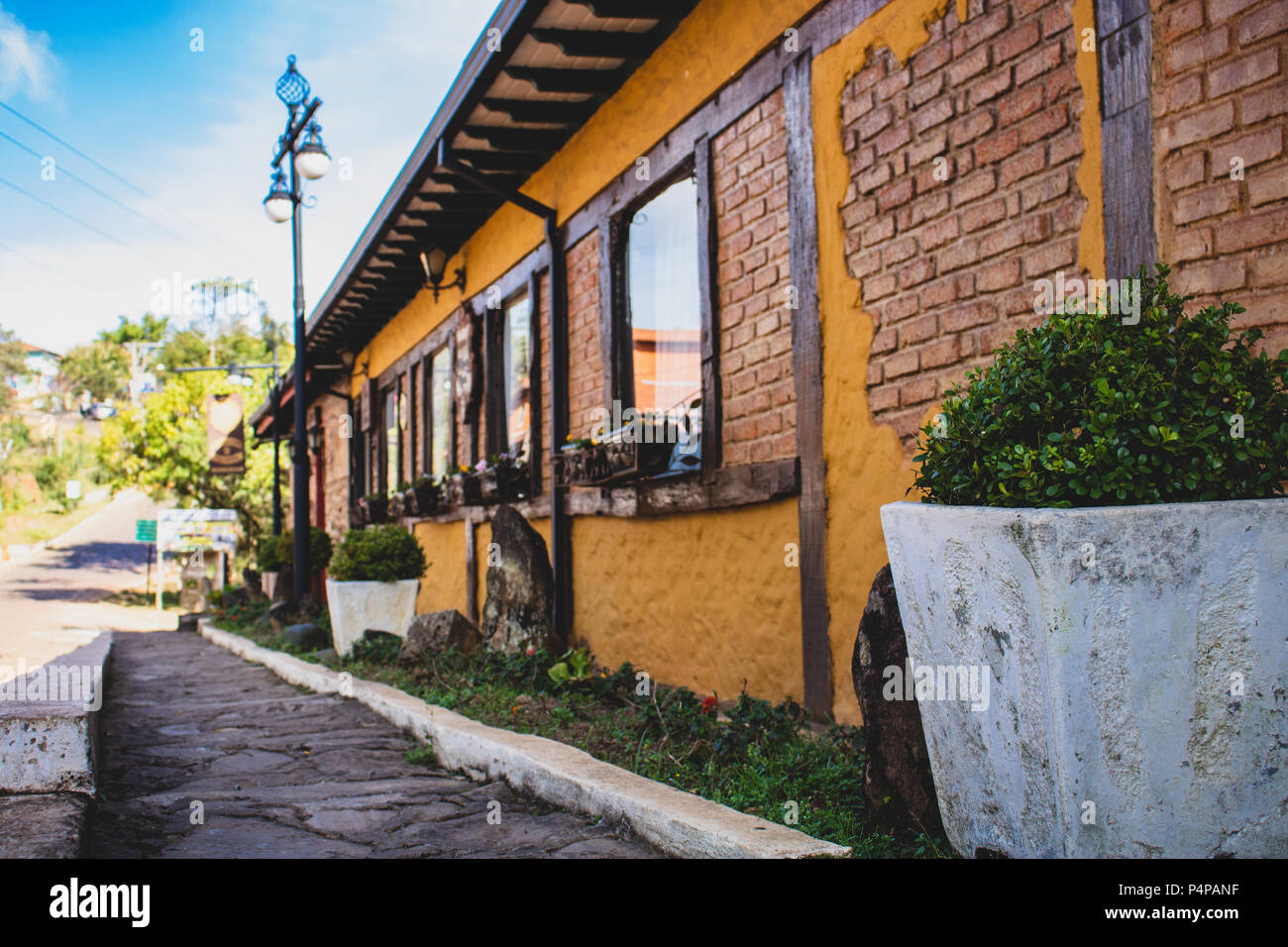 Il giallo muro di mattoni Foto Stock