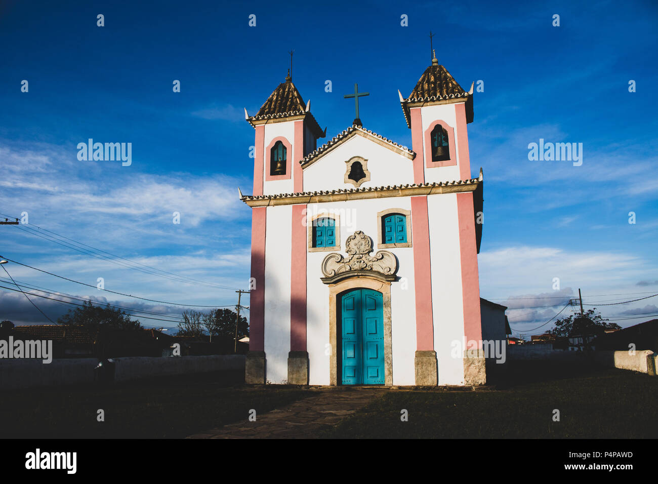 Marvelows stile barocco della chiesa cattolica con il blu del cielo in una giornata di sole. Alti porta blu e due torri con le campane in metallo Foto Stock