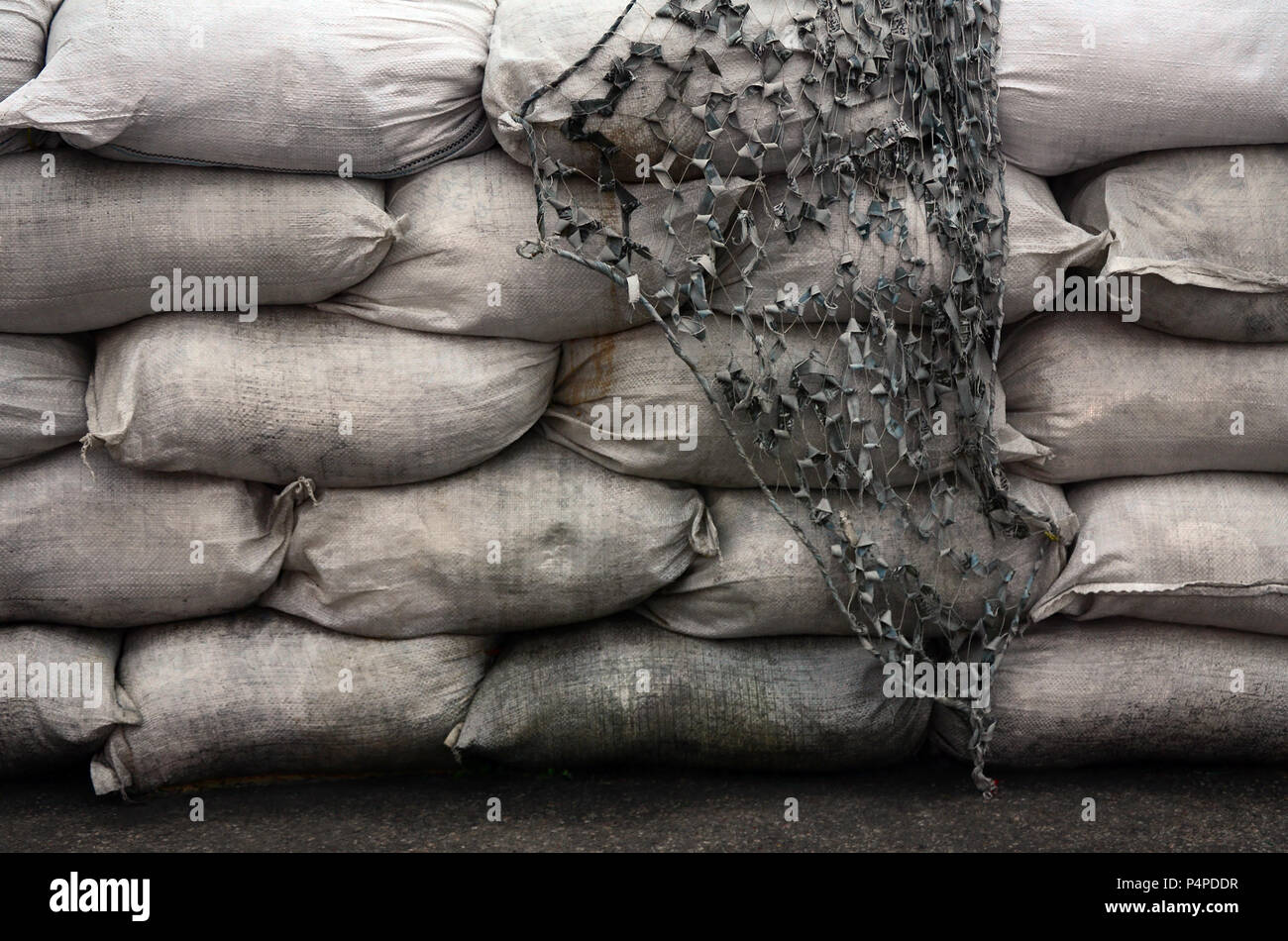Sfondo di molti sporca i sacchi di sabbia per flood difesa. Contrappeso protettivo barricata per uso militare. Bello bunker tattico . Foto Stock