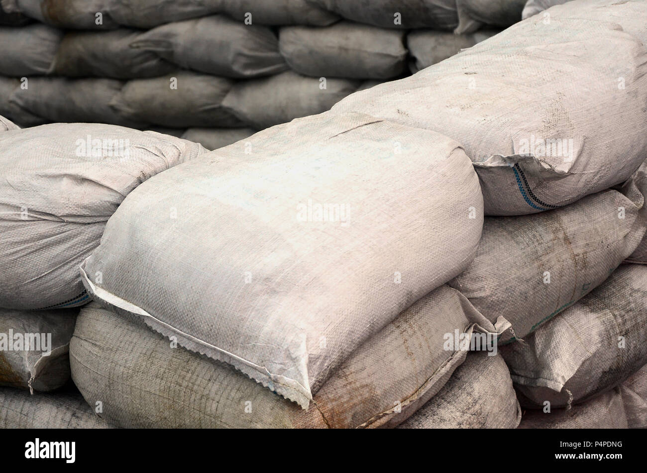 Sfondo di molti sporca i sacchi di sabbia per flood difesa. Contrappeso protettivo barricata per uso militare. Bello bunker tattico . Foto Stock