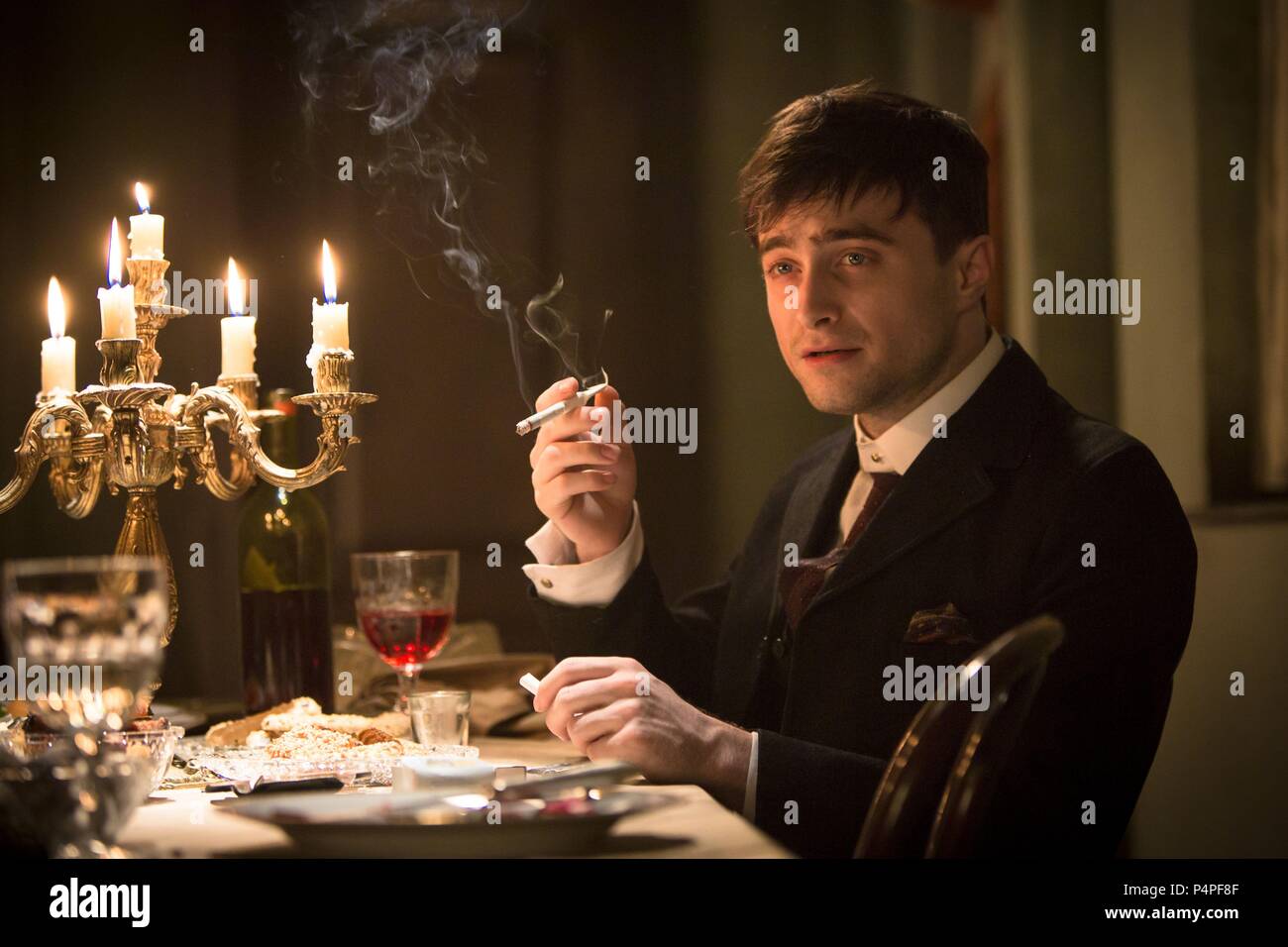 Pellicola originale titolo: un giovane medico IL NOTEBOOK E ALTRE STORIE. Titolo italiano: un giovane medico IL NOTEBOOK E ALTRE STORIE. Regista: ALEX HARDCASTLE; ROBERT MCKILLOP. Anno: 2012. Stelle: Daniel Radcliffe. Credito: BBC Worldwide / Album Foto Stock