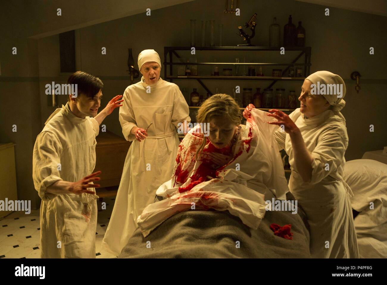 Pellicola originale titolo: un giovane medico IL NOTEBOOK E ALTRE STORIE. Titolo italiano: un giovane medico IL NOTEBOOK E ALTRE STORIE. Regista: ALEX HARDCASTLE; ROBERT MCKILLOP. Anno: 2012. Stelle: Daniel Radcliffe. Credito: BBC Worldwide / Album Foto Stock