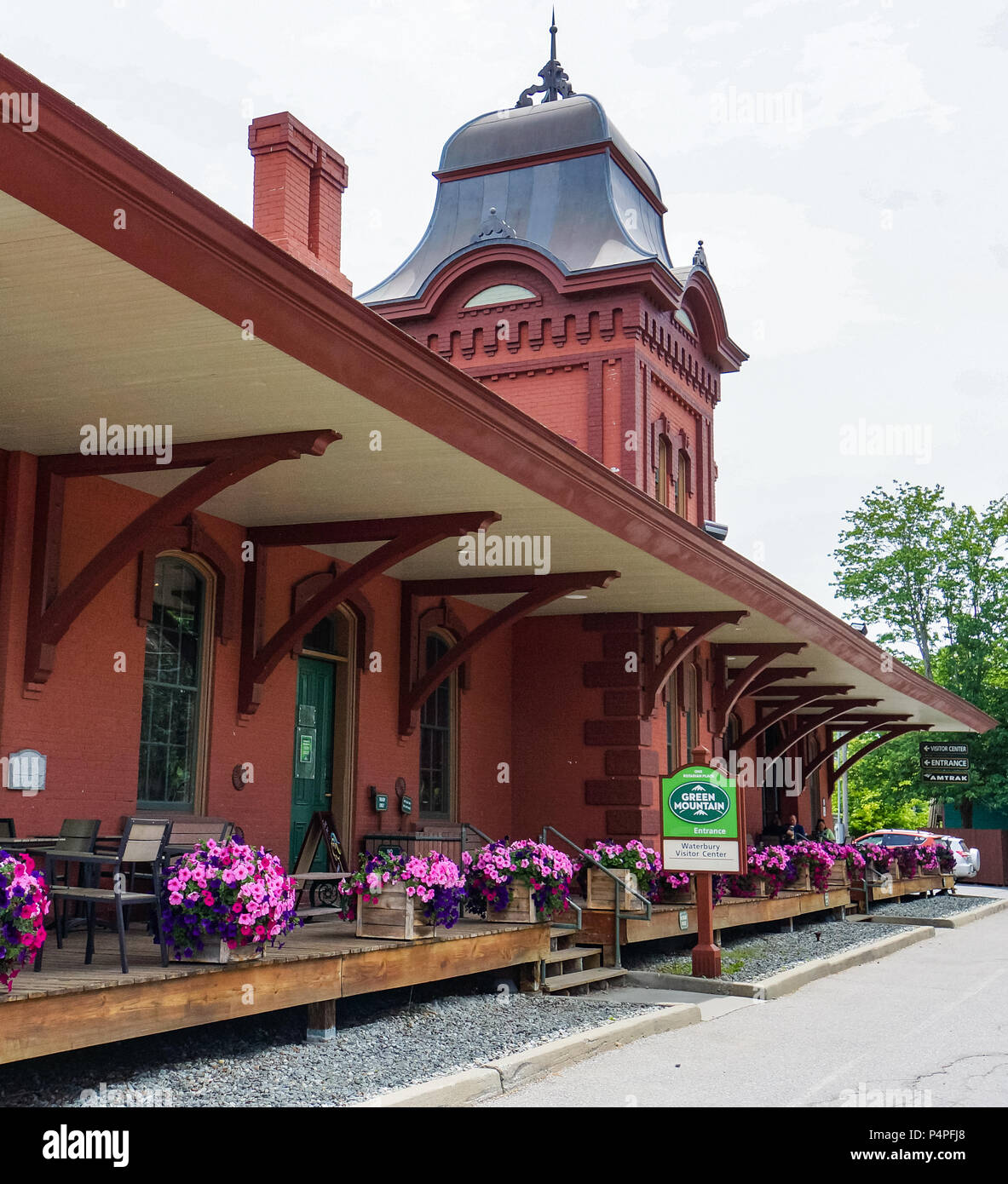 Waterbury, Vermont / STATI UNITI D'AMERICA - Giugno 16,2018 :storico di mattoni rossi deposito dei treni rinnovato e attivamente una parte della comunità oggi stesso Foto Stock