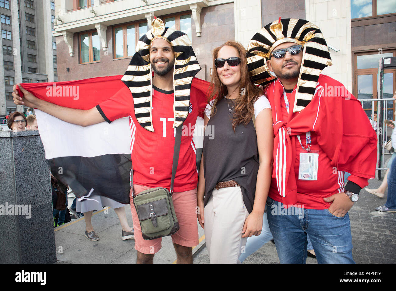 Mosca, Russia - 12 Giugno 2018: gli appassionati di calcio è arrivato a Mosca per la Coppa del mondo. Ventole egiziano nel costume del faraone in posa sulla Piazza Rossa Foto Stock