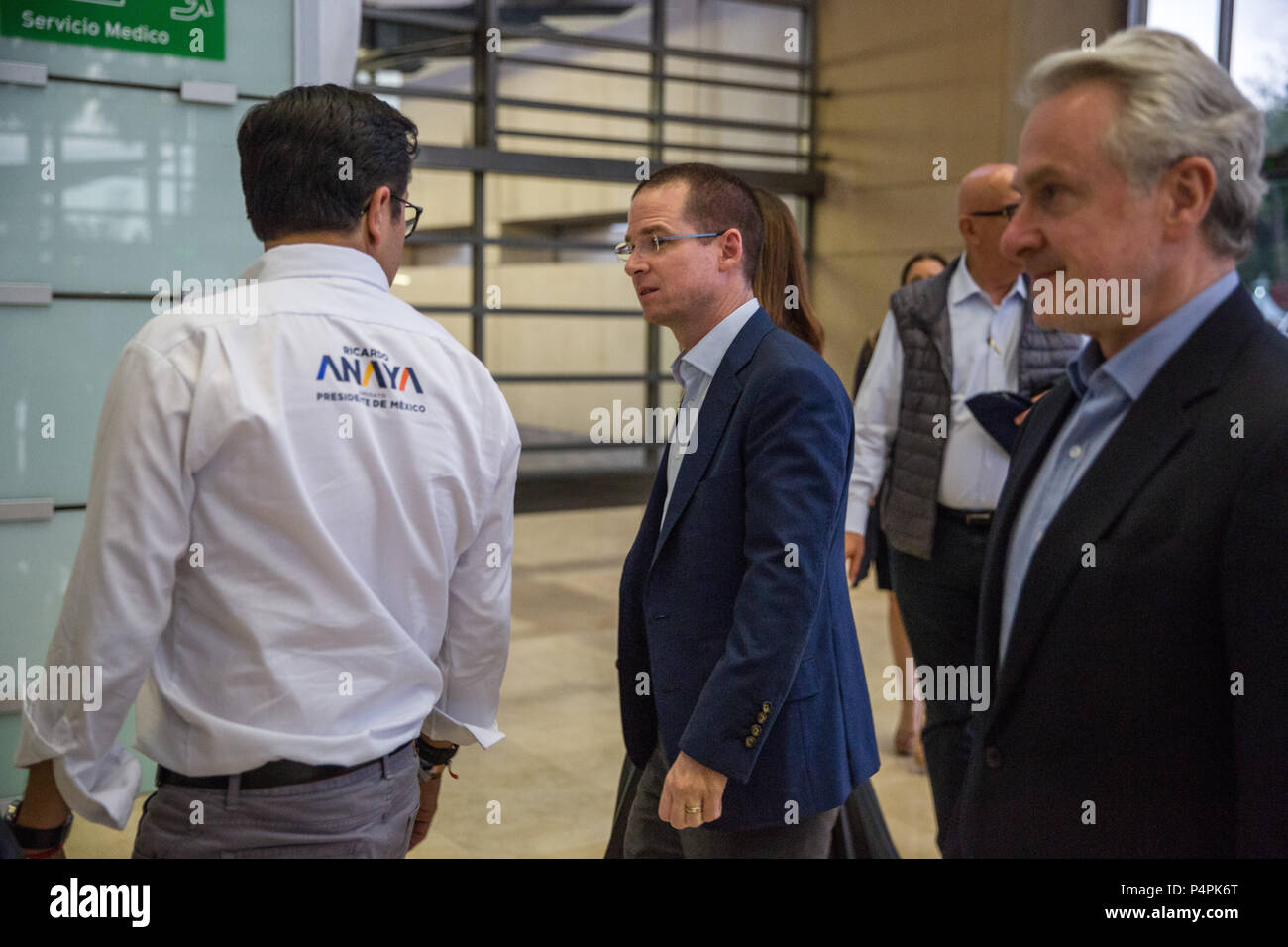 Ricardo Anaya, messicano candidato presidenziale per l'azione nazionale partito (PAN), entra un evento denominato ÔCandidates MX Vision 18/24Õ forum ospitato dal Financiero e Bloomberg, giovedì 24 maggio, 2018 a Città del Messico. Foto Stock