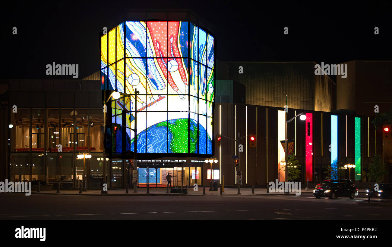 Ottawa, Canada - 21 Giugno 2018: Il Centro Nazionale delle Arti visualizza immagini digitali di da Métis artista visivo Christi Belcourt sulla sua Kipnes lanterna, per Foto Stock