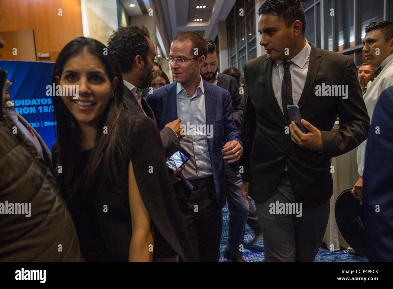 Ricardo Anaya, messicano candidato presidenziale per l'azione nazionale partito (PAN), lascia un evento denominato ÔCandidates MX Vision 18/24Õ forum ospitato dal Financiero e Bloomberg, giovedì 24 maggio, 2018 a Città del Messico. Foto Stock