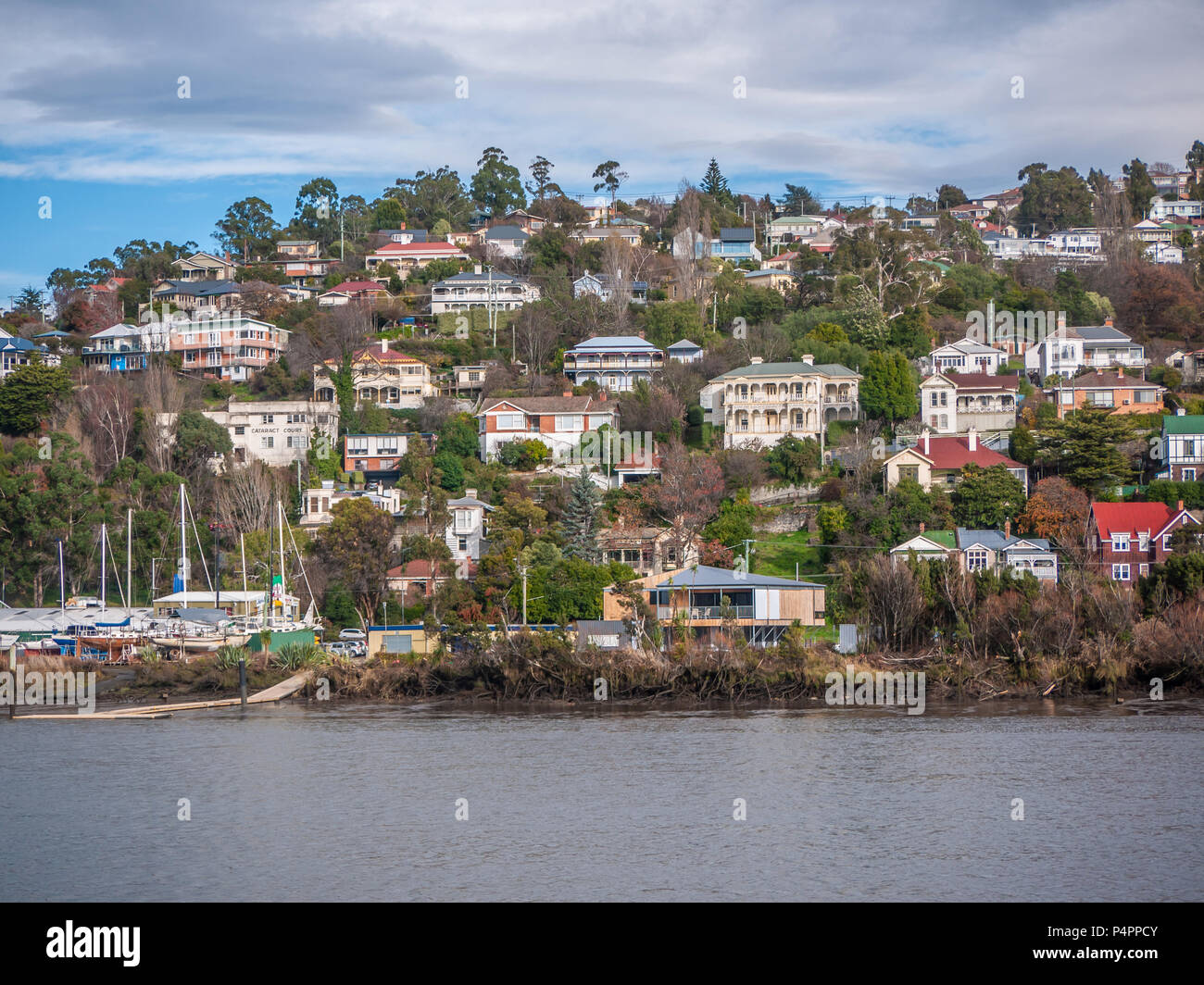 Vista dal parco reale di case residenziali vicino a Tamar River a Launceston. La Tasmania, Australia Foto Stock