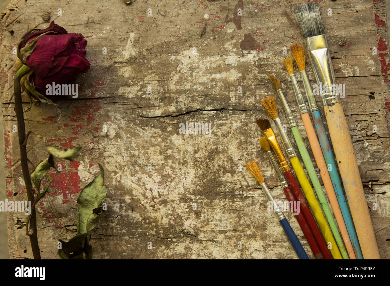 Dimensione Diversa Artista Pennelli Per Dipingere Su Una Tavola In Legno Rustico Rosa Appassita Fiore Foto Stock Alamy