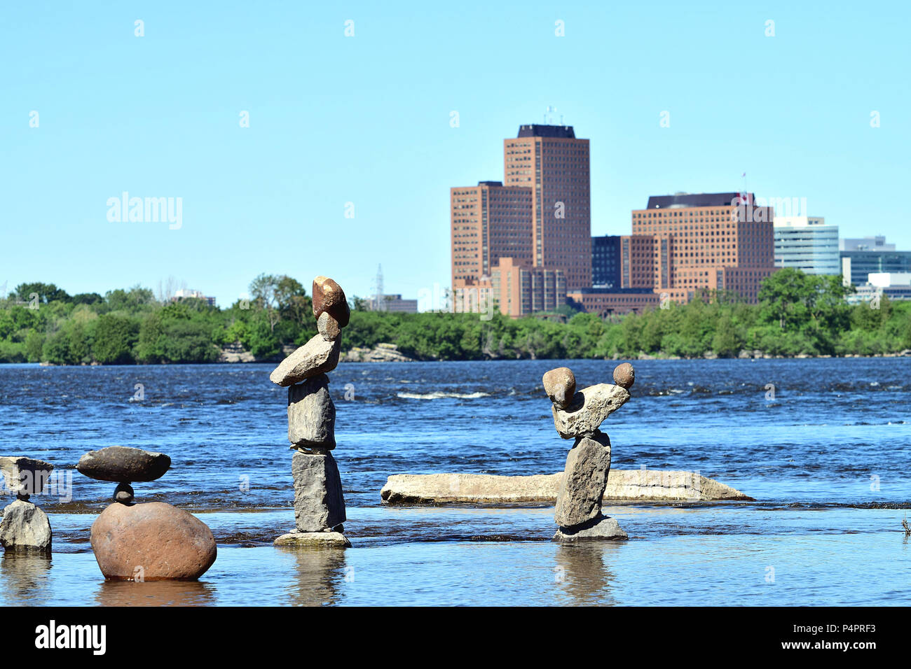 Equilibrato scultura in pietra a Remics Rapids di Ottawa in Canada Foto Stock