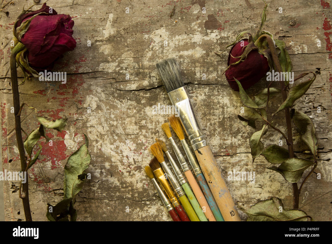Dimensione Diversa Artista Pennelli Per Dipingere Su Una Tavola In Legno Rustico Essiccato Rose Fiori Foto Stock Alamy