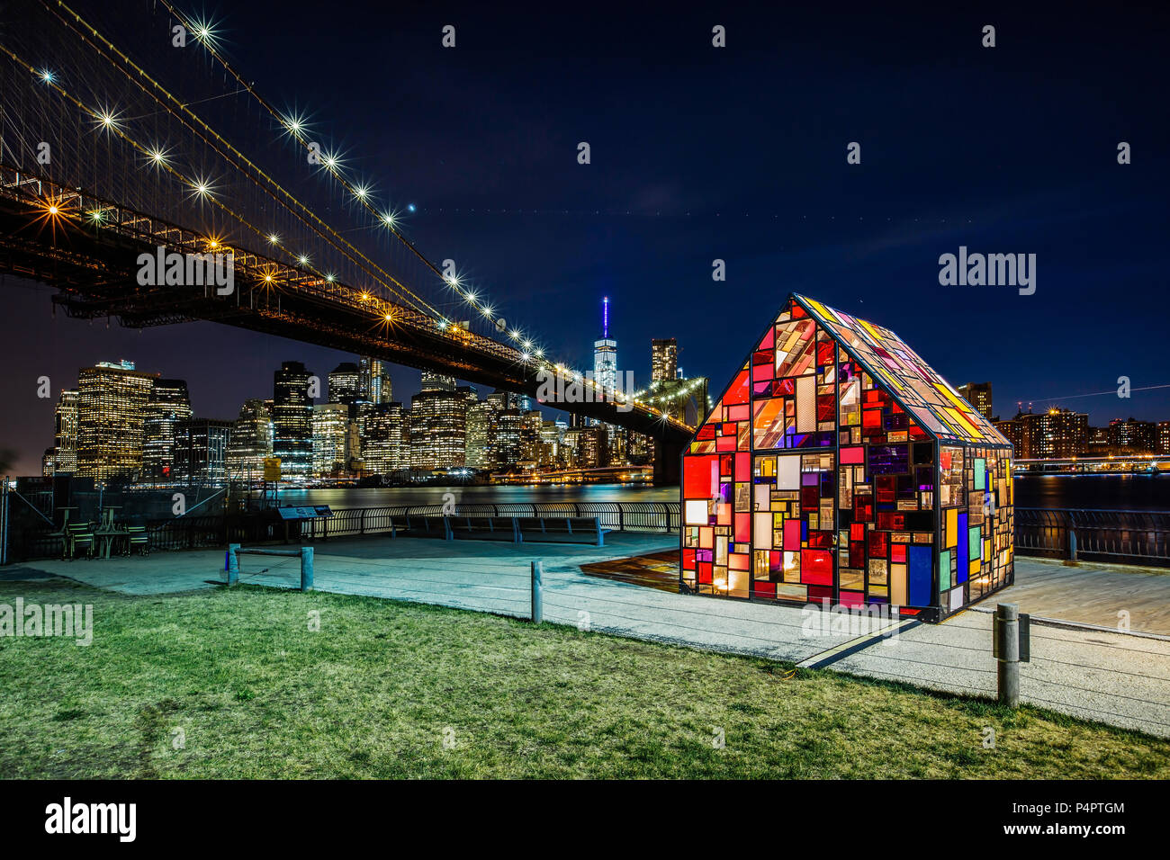 Tom Fruin il vetro macchiato House installato presso il Ponte di Brooklyn Park e inferiore dello Skyline di Manhattan, New York Stati Uniti Foto Stock