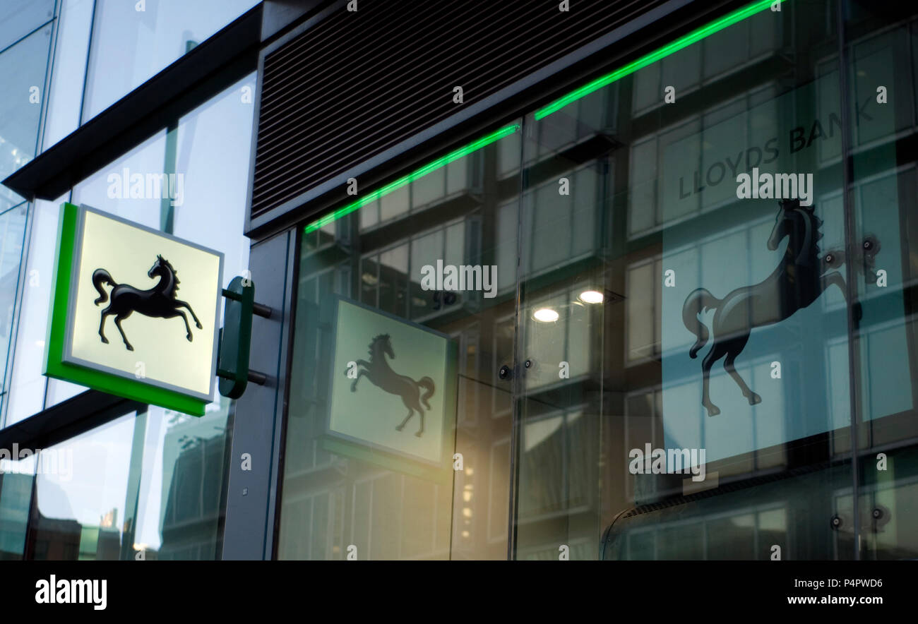 Un cavallo nero segno, in rappresentanza di Lloyds Bank, è visto al di fuori di una filiale della banca, nel centro di Londra, Gran Bretagna il 22 giugno 2018 Foto Stock
