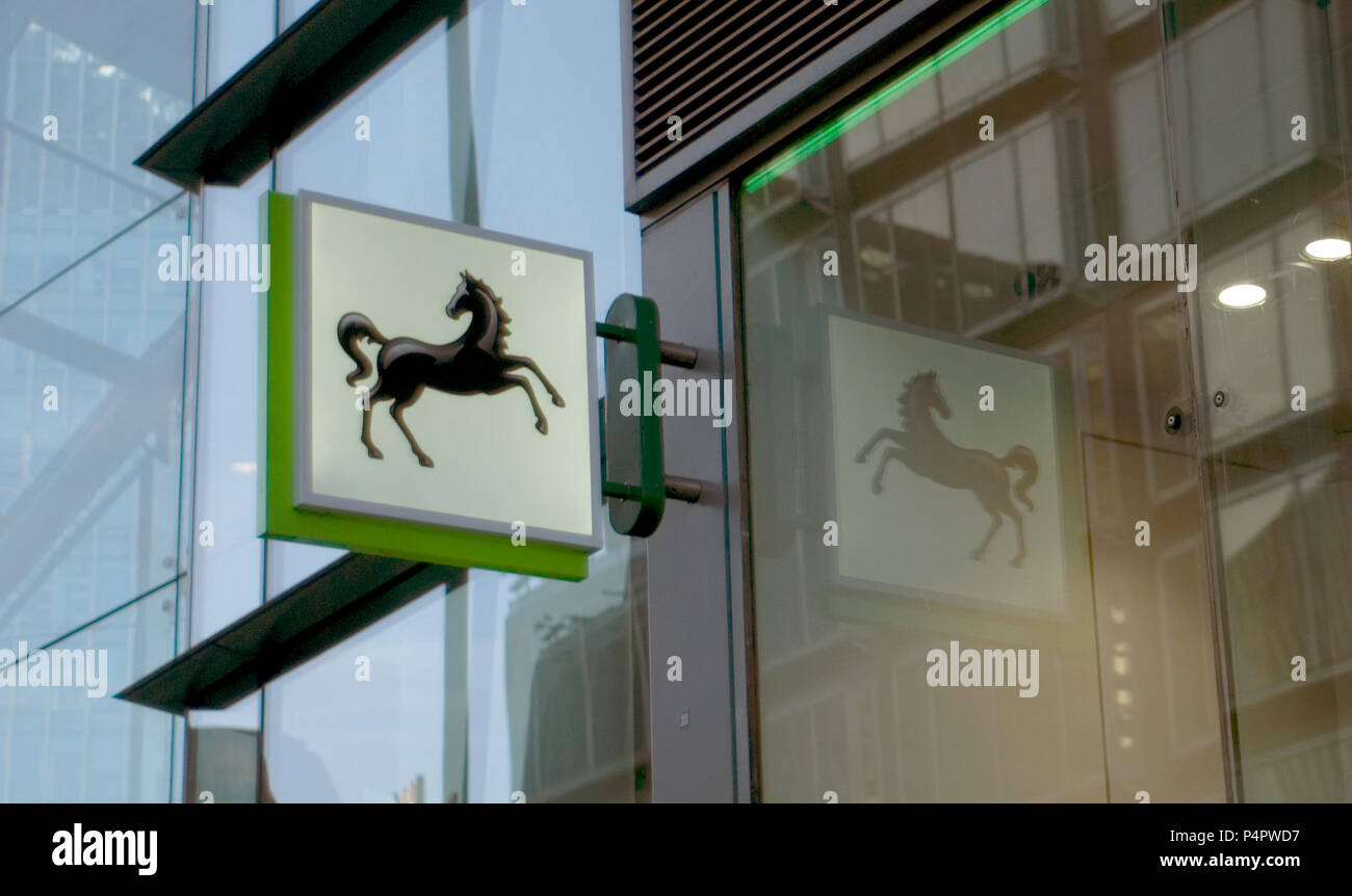 Un cavallo nero segno, in rappresentanza di Lloyds Bank, è visto al di fuori di una filiale della banca, nel centro di Londra, Gran Bretagna il 22 giugno 2018 Foto Stock