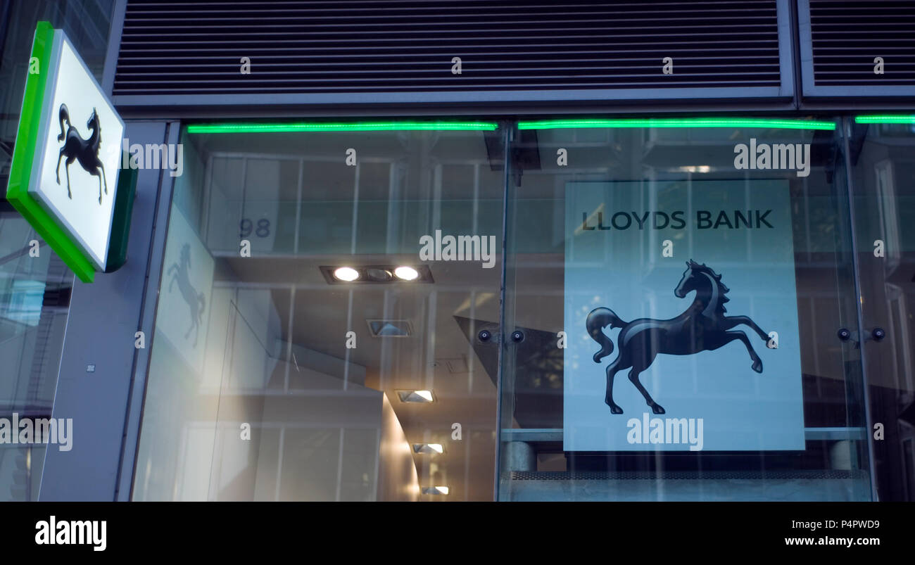 Un cavallo nero segno, in rappresentanza di Lloyds Bank, è visto al di fuori di una filiale della banca, nel centro di Londra, Gran Bretagna il 22 giugno 2018 Foto Stock