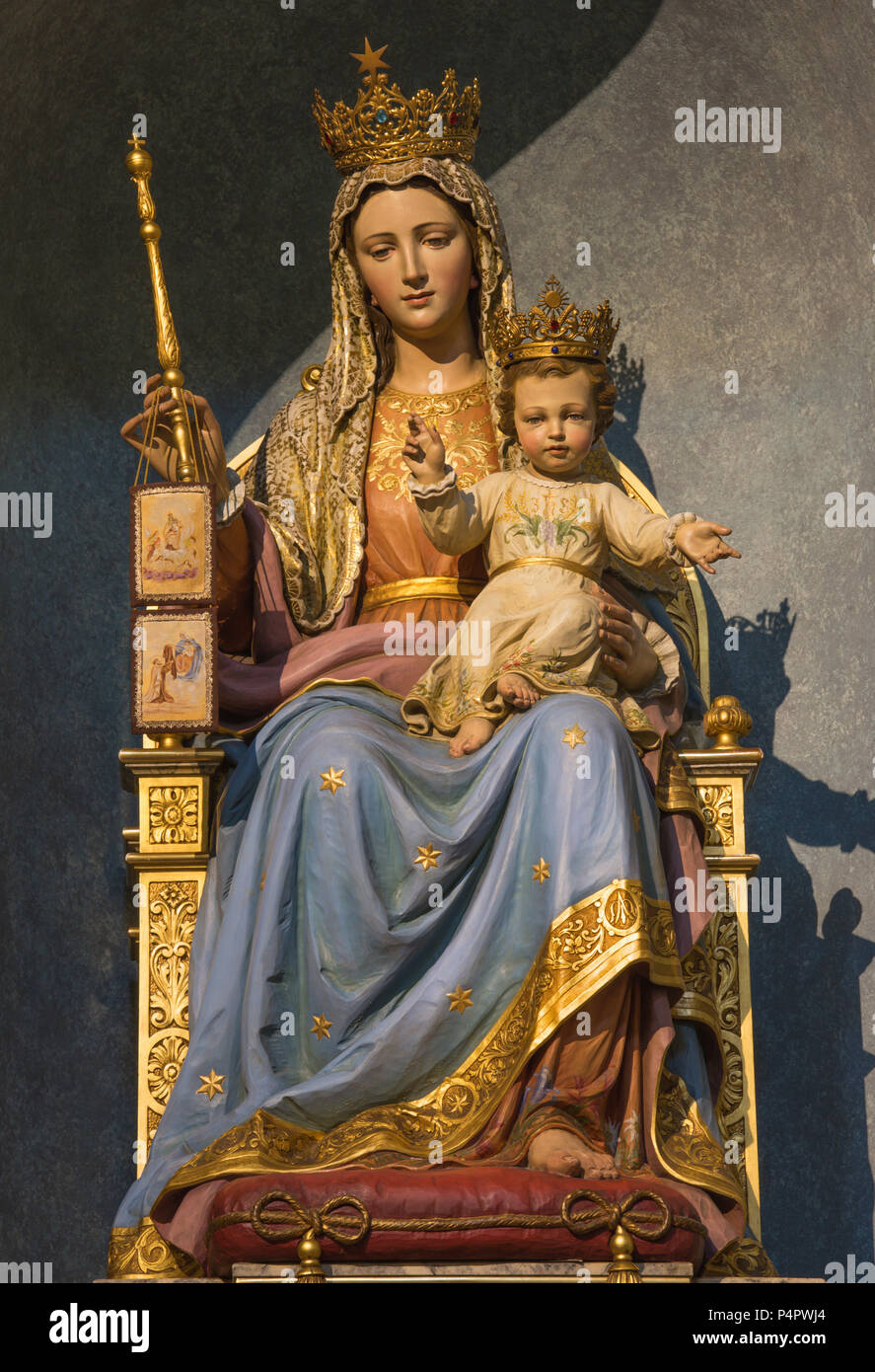 PARMA, Italia - 17 Aprile 2018: incisa la statua policroma della Madonna di Scapolare con il bambino nella Chiesa di Santa Teresa. Foto Stock