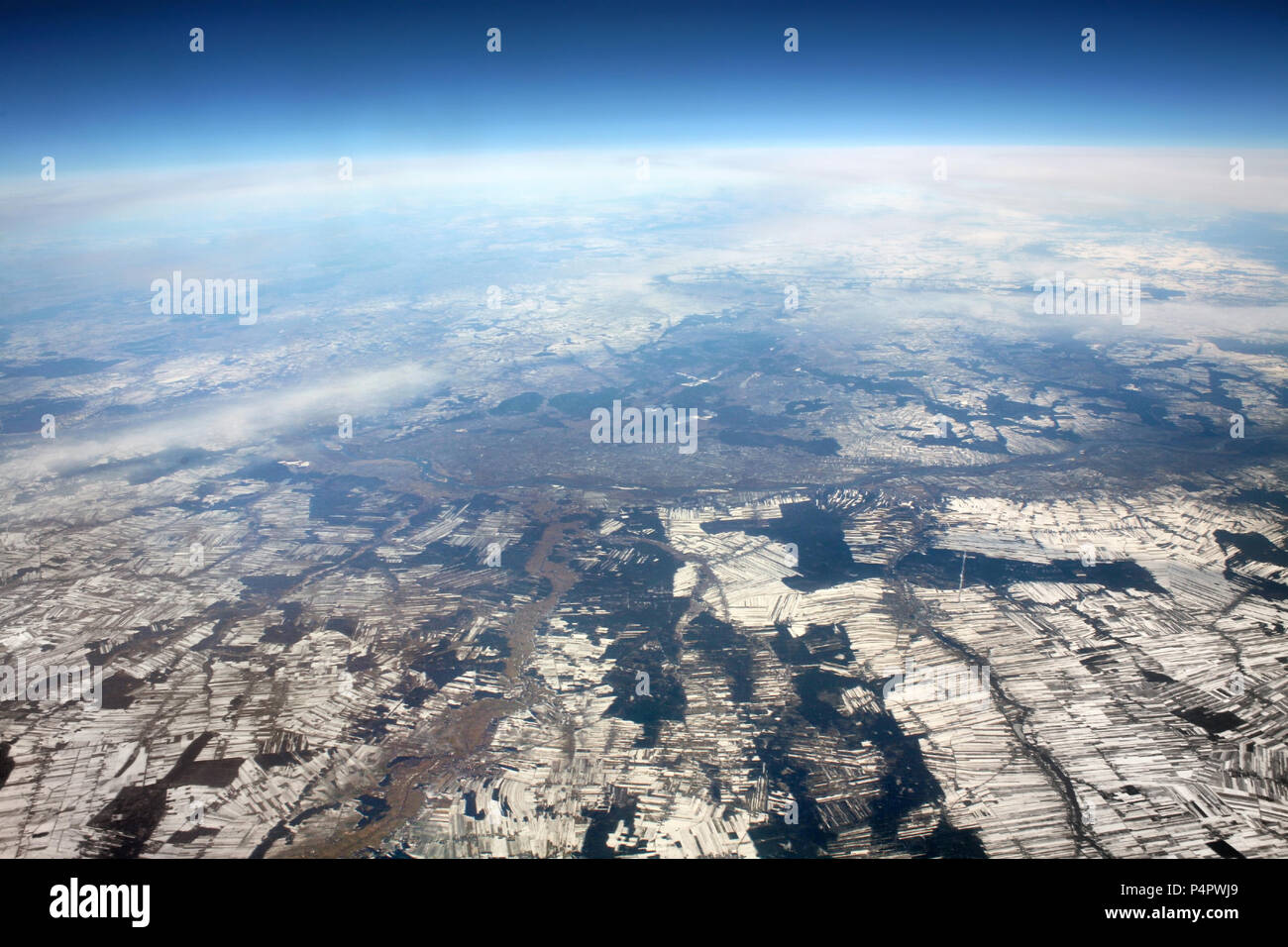 Foto aerea, vista dall'aereo d'inverno. L'Europa dall'alto. Vista aerea di pacchi. Foto Stock