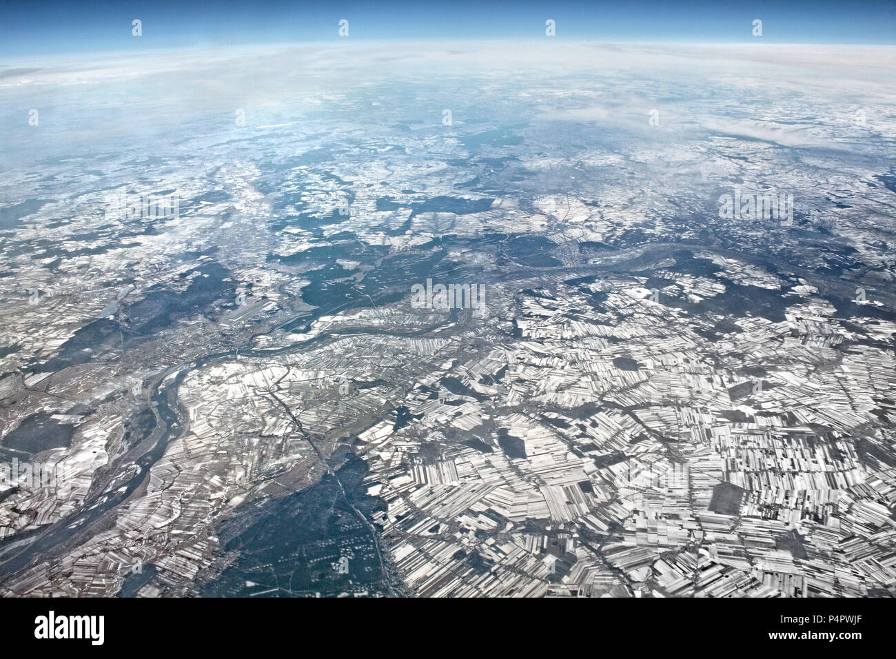 Vista dall'aereo in inverno con un orizzonte. L'Europa. Foto Stock