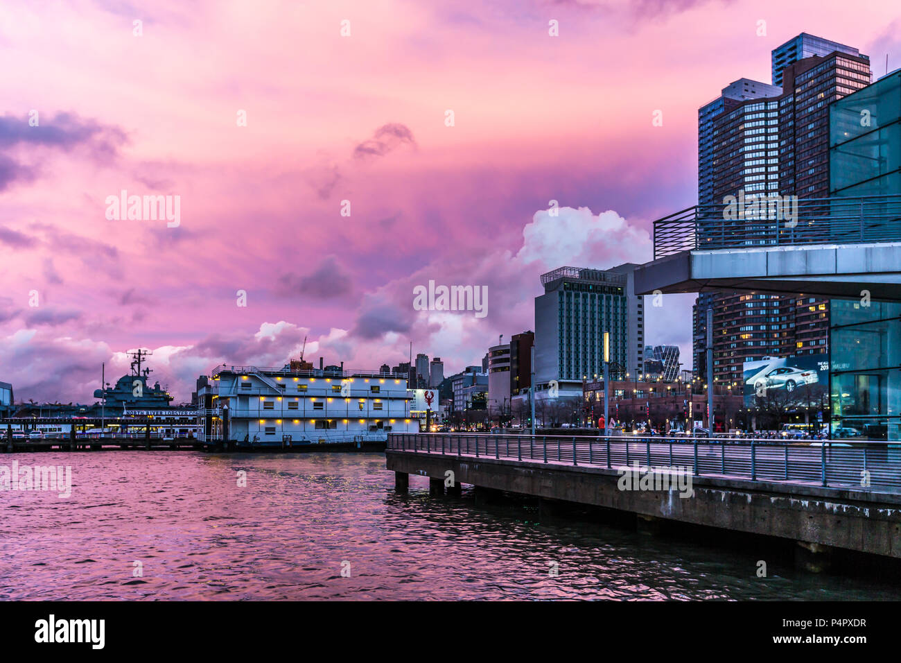 Febbraio 2016 cielo rosa tramonto al molo in Lower Manhattan, New York STATI UNITI D'AMERICA Foto Stock