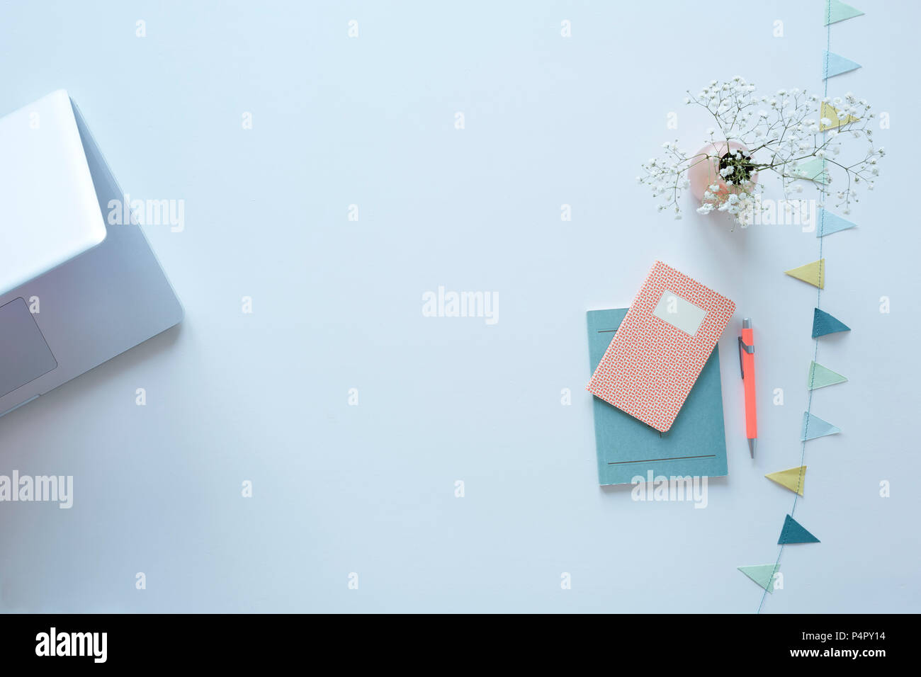 Singoli blogger workspace luce e design semplice Foto Stock