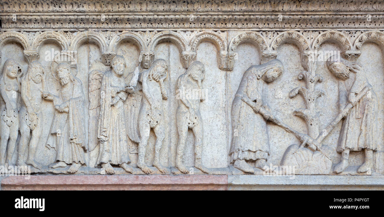 MODENA, Italia - 14 Aprile 2018: il rilievo romanico della cacciata dal paradiso sulla facciata del Duomo di Modena. Foto Stock