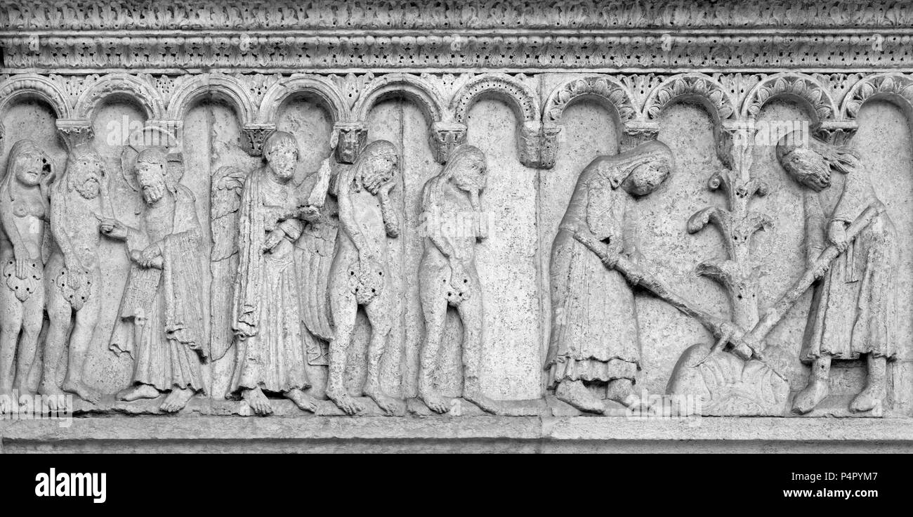 MODENA, Italia - 14 Aprile 2018: il rilievo romanico della cacciata dal paradiso sulla facciata del Duomo di Modena. Foto Stock