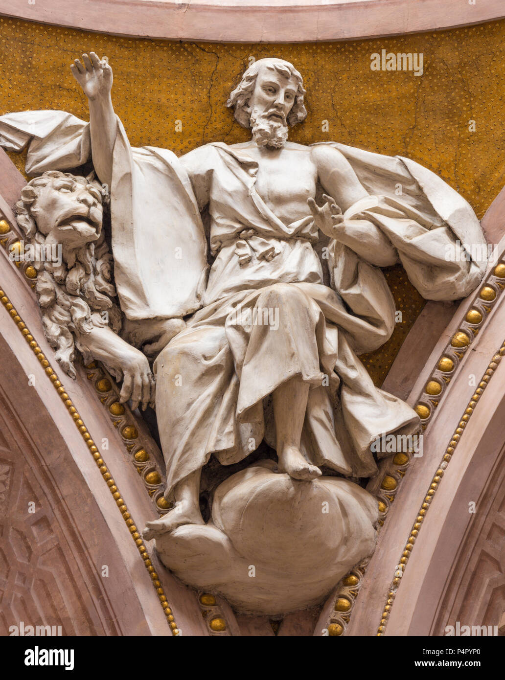 REGGIO EMILIA, Italia - 12 Aprile 2018: il rilievo di San Marco Evangelista nella chiesa del Duomo. Foto Stock