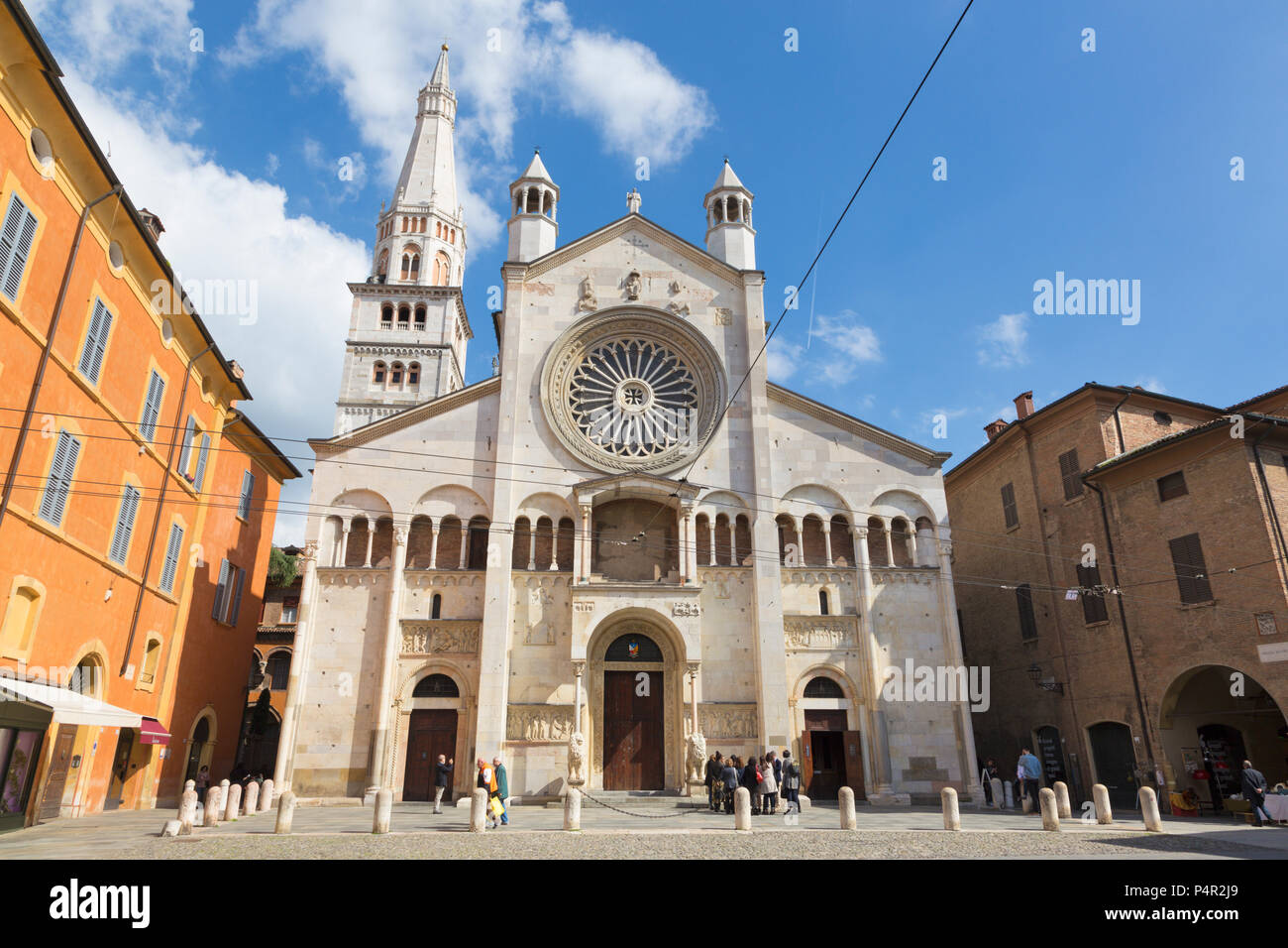 MODENA, Italia - 14 Aprile 2018: la facciata ovest del Duomo (Cattedrale Metropolitana di Santa Maria Assunta e San Geminiano) al tramonto. Foto Stock