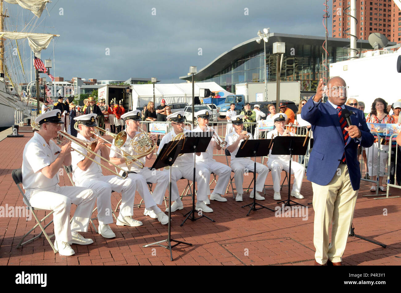 BALTIMORE, MD (14 giugno 2012) i membri dell'U.S. Navy banda cerimoniale eseguire musica patriottica dietro al Roker, diritto, durante il 'Oggi Showl' riprese presso il Porto Interno di Baltimore, Md. Marina La settimana è parte di Baltimore Star Lamas Sailabration e commemora il bicentenario della guerra del 1812 e la scrittura della stella Lamas Banner. Foto Stock