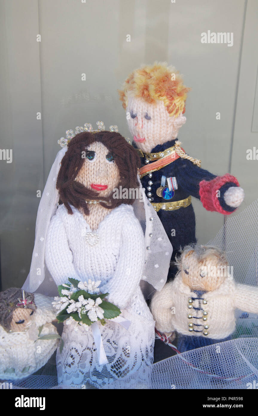 Maglia fatti a mano bambole di Meghan Markle e il principe Harry visualizzati nella celebrazione delle nozze reali del 19 maggio 2018. Sul davanzale, Inghilterra. Foto Stock