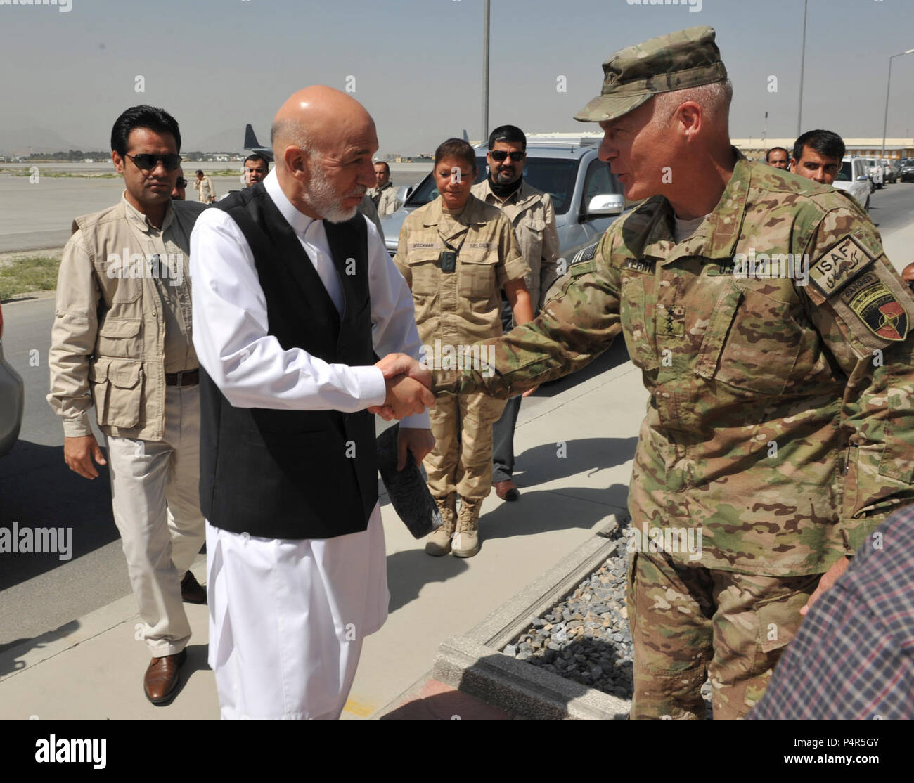 Stati Uniti Esercito Lt. Gen. James L. Terry, destro e il comandante della forza internazionale di assistenza alla sicurezza comando congiunto, saluta il presidente afgano Hamid Karzai per la linea di volo a Kabul International Airport nella provincia di Kabul, Afghanistan, Agosto 21, 2012. Foto Stock