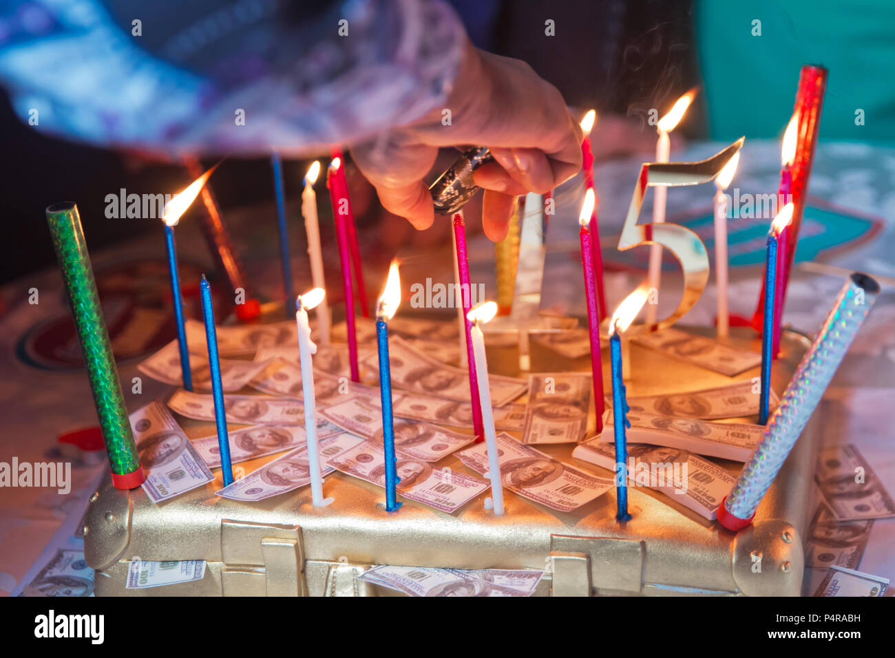 Torta di compleanno fatta di denaro . Il dollaro brucia candele . Foto Stock