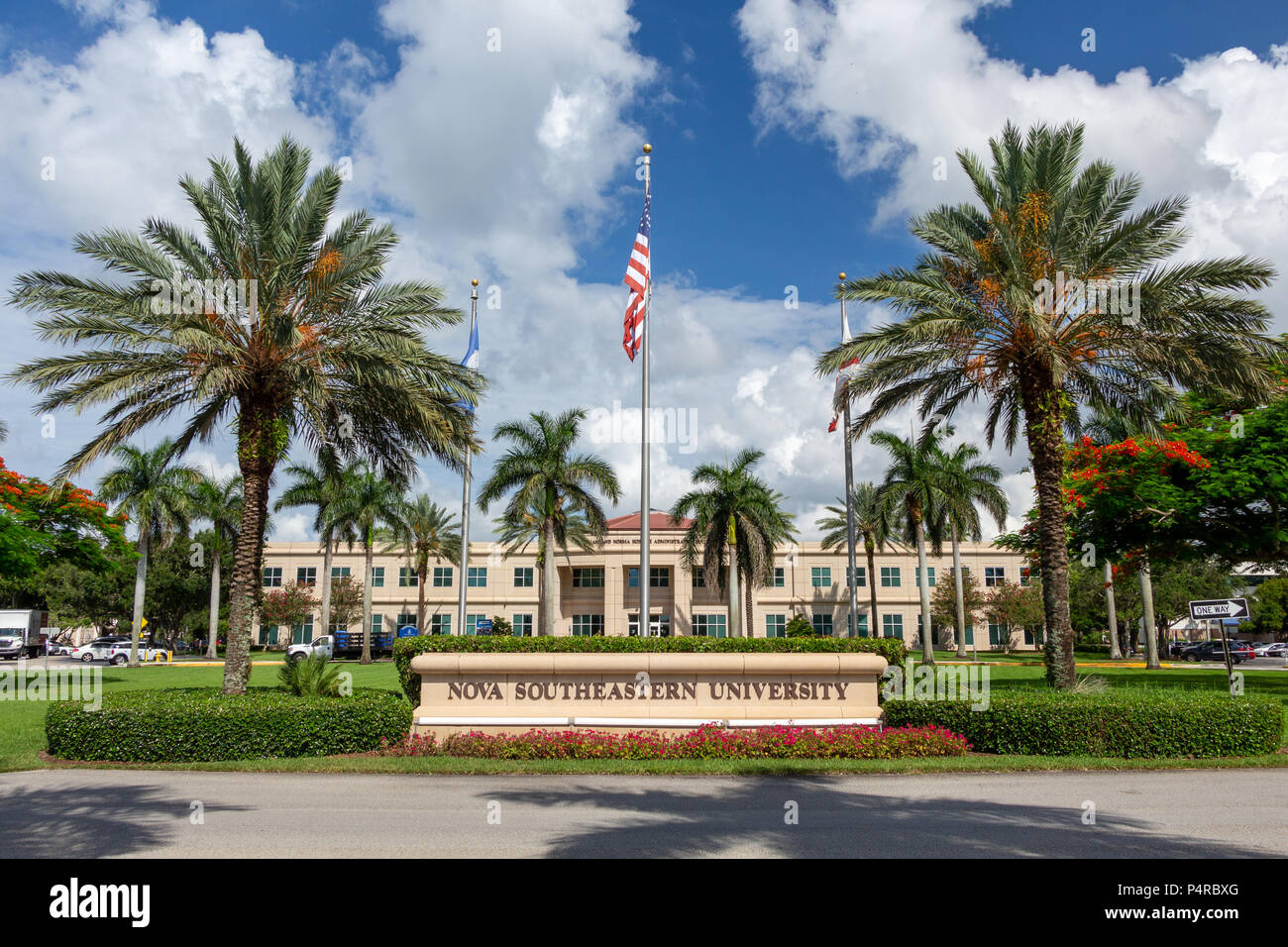 Nova Southeastern University campus principale segno di entrata con le bandiere - Fort Lauderdale, Florida, Stati Uniti d'America Foto Stock