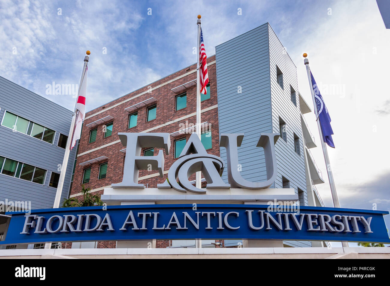 Florida Atlantic University, Davie campus segno di entrata con le bandiere - Davie, Florida, Stati Uniti d'America Foto Stock