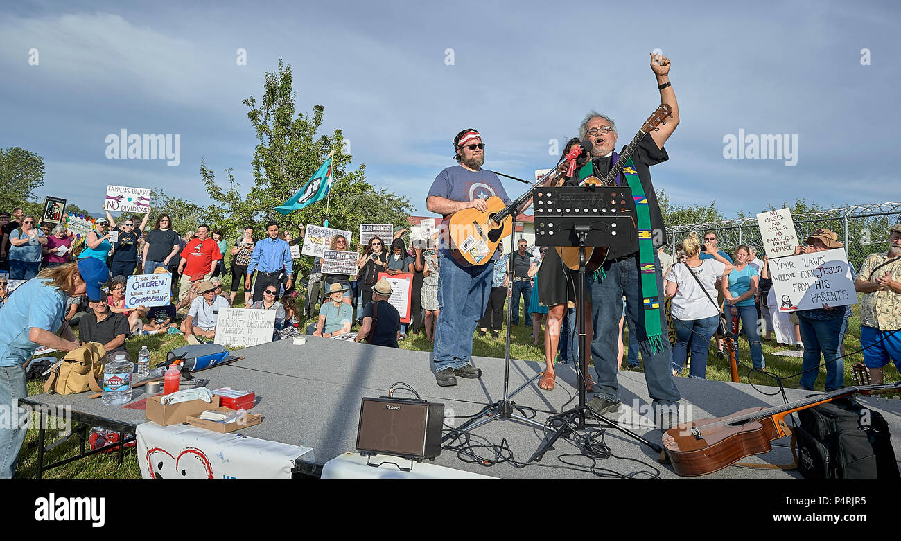 Il Rev. Jorge Rodriguez, un regno pastore metodista, conduce i partecipanti nella song in un rally al di fuori di un ufficio federale un centro di detenzione a Sheridan, Oregon. Foto Stock